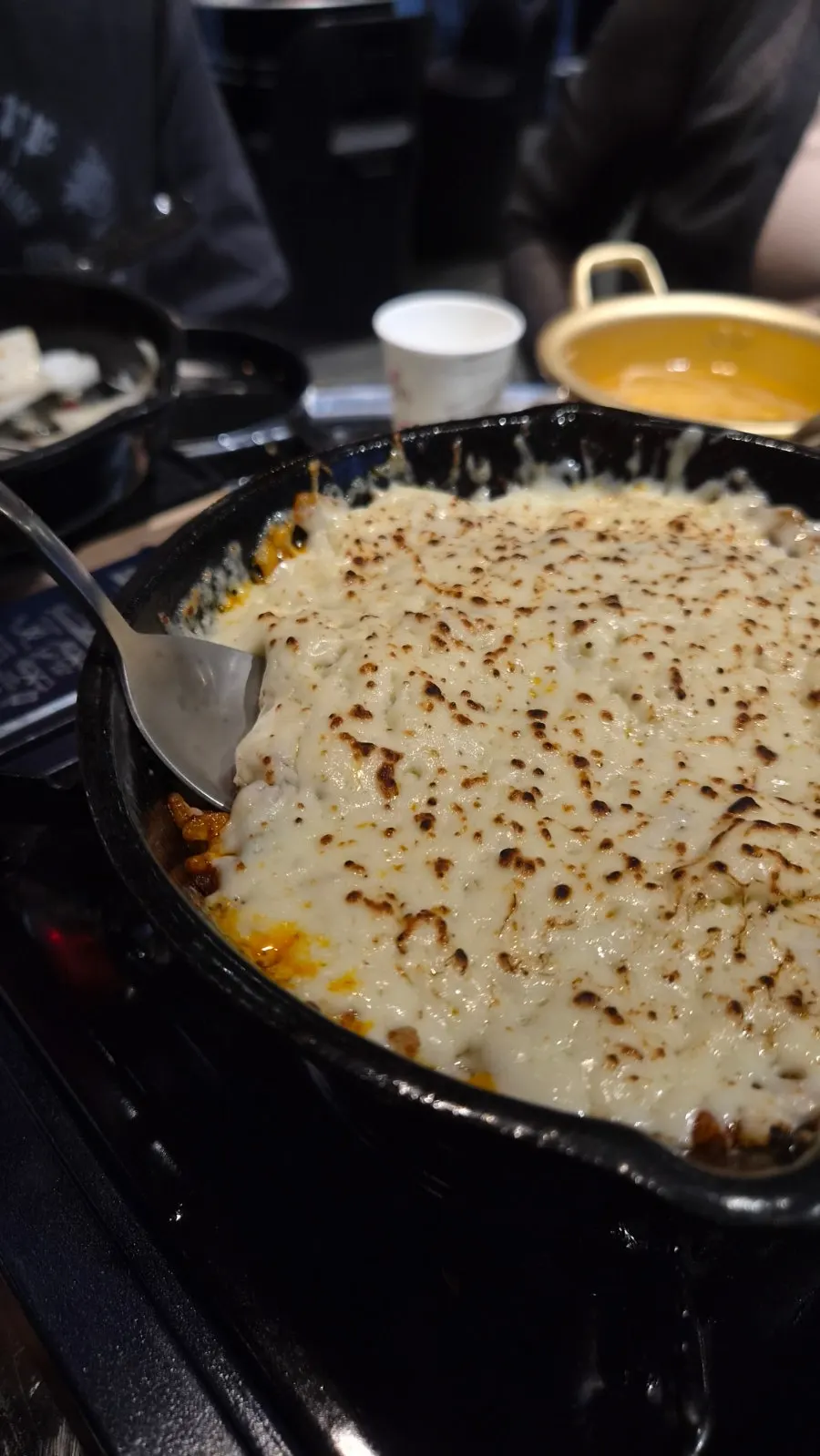 토치로 녹인 눈꽃치즈 볶음밥