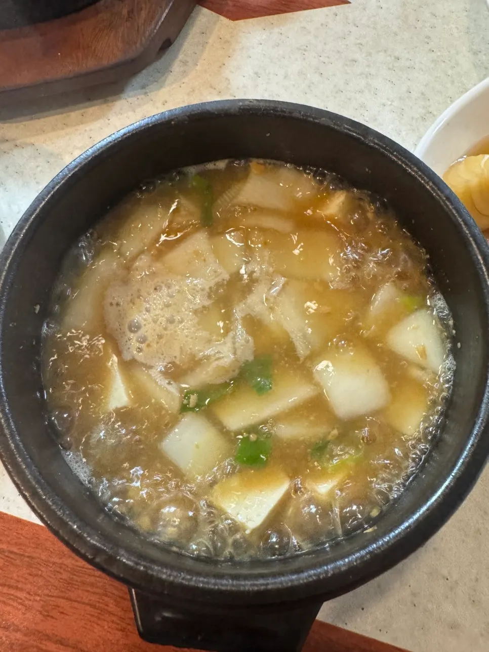 계란지단 올린 부자 비빔밥 사진