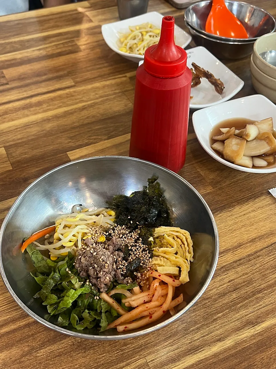 Buja bibimbap with meat garnish