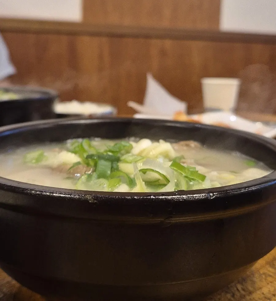 Hanwoojang's special seolleongtang served in a stone bowl