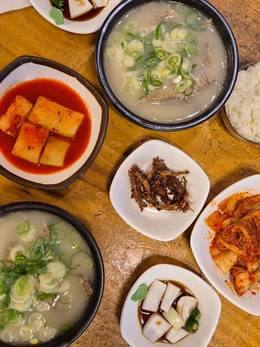 Seasoning seolleongtang with salt and pepper