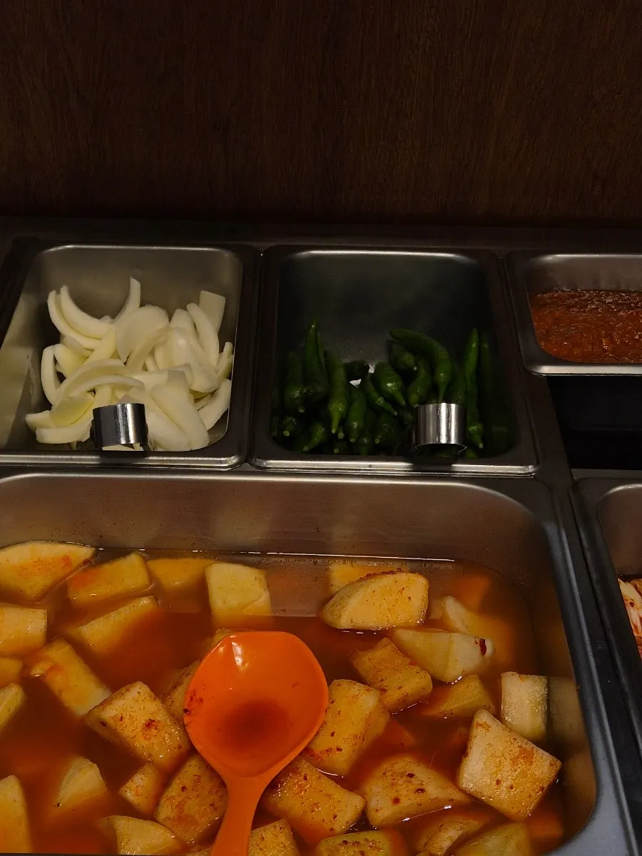Close-up of a bowl of Hanwoojang's special seolleongtang