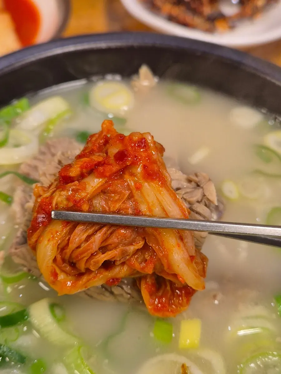 Kimchi and kkakdugi banchan from the self-serve bar