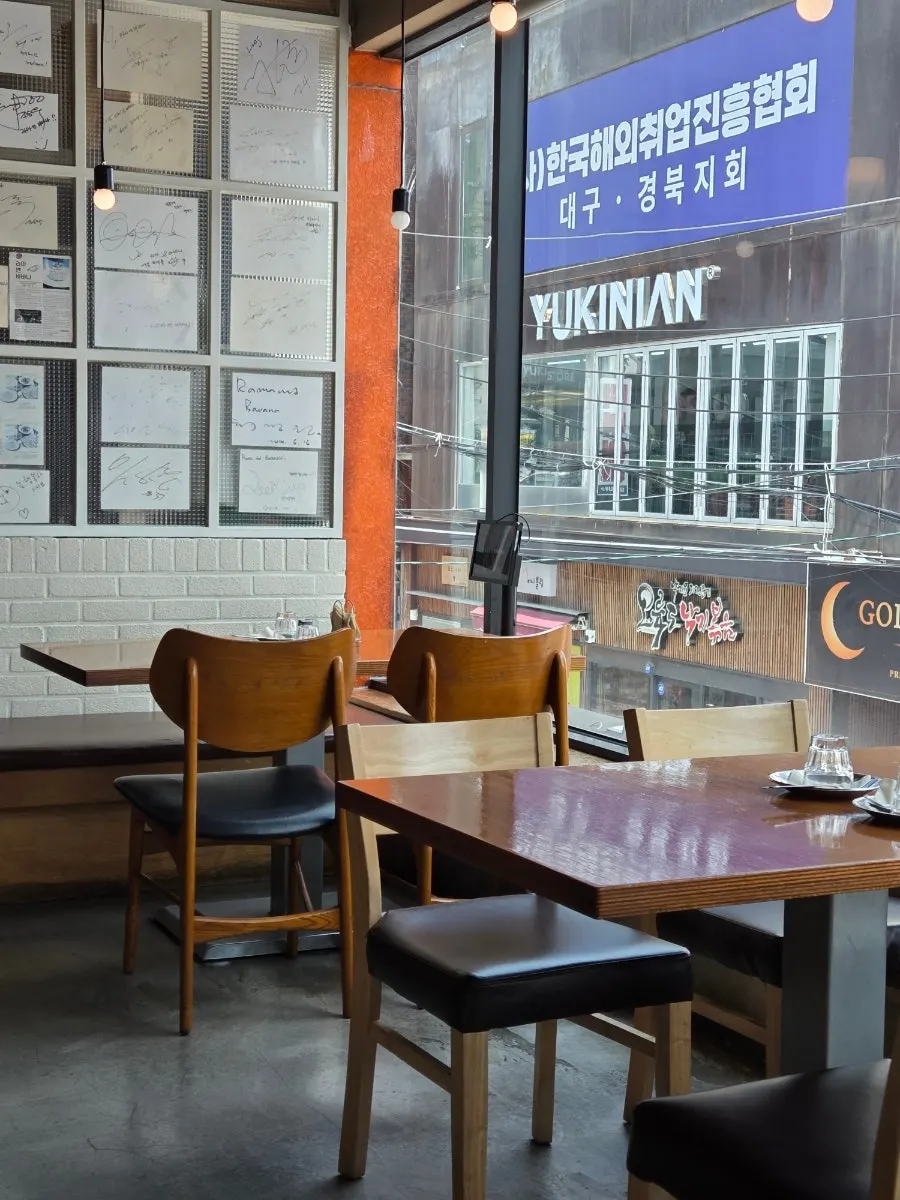 창가를 향한 라마앤바바나 매장 내부