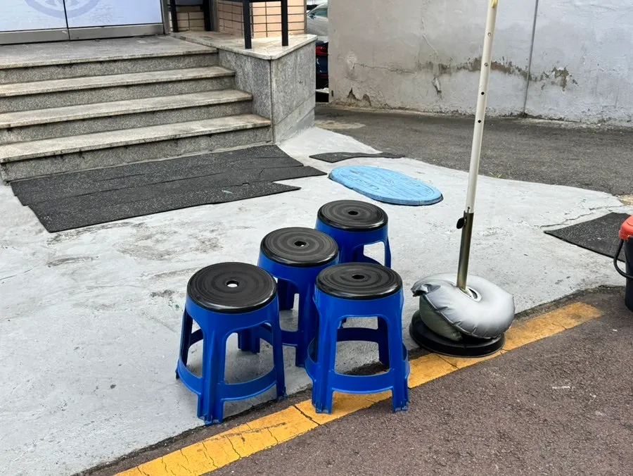 반월당부자식당 입구 대기 의자