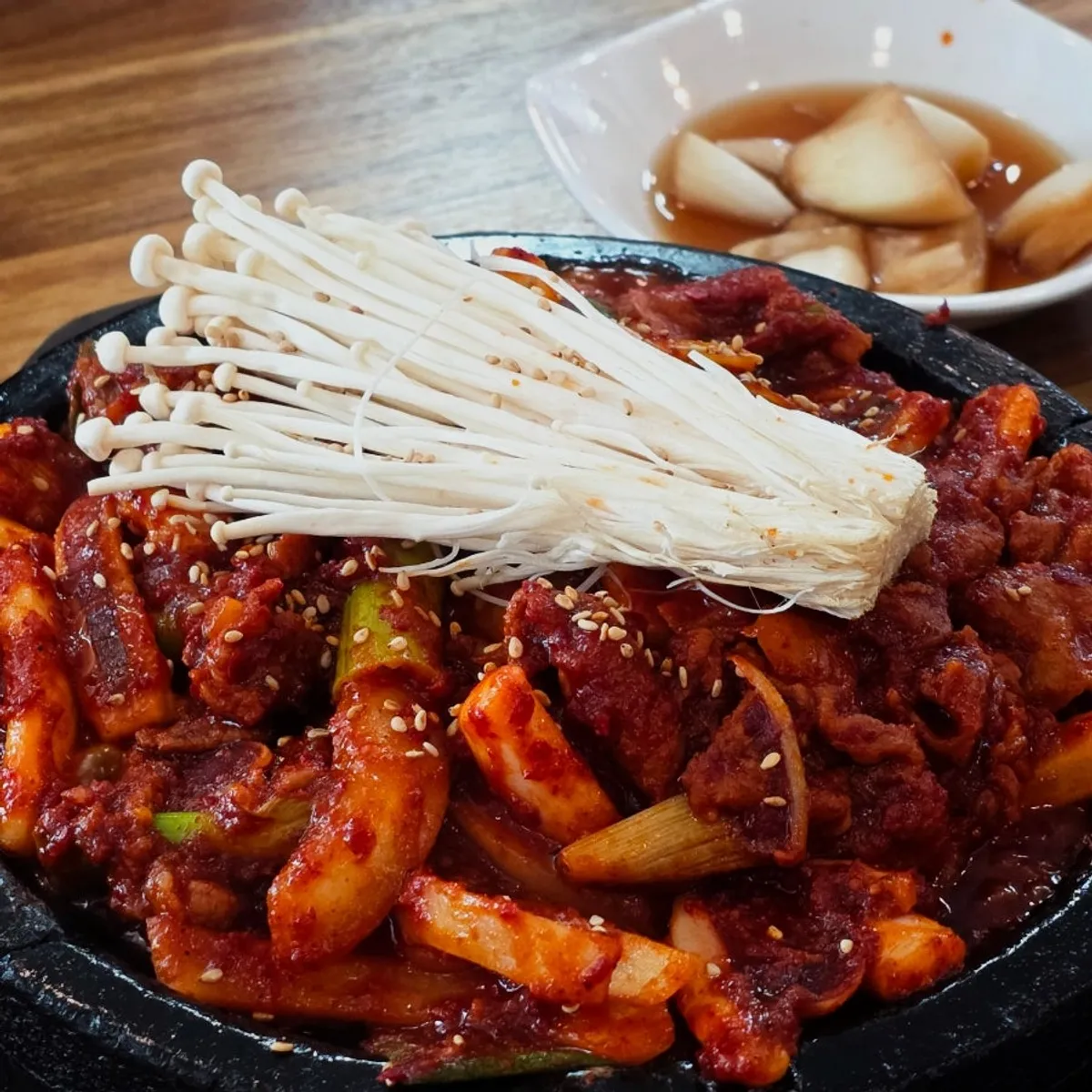 신선한 기본 반찬과 셀프 쌈 채소