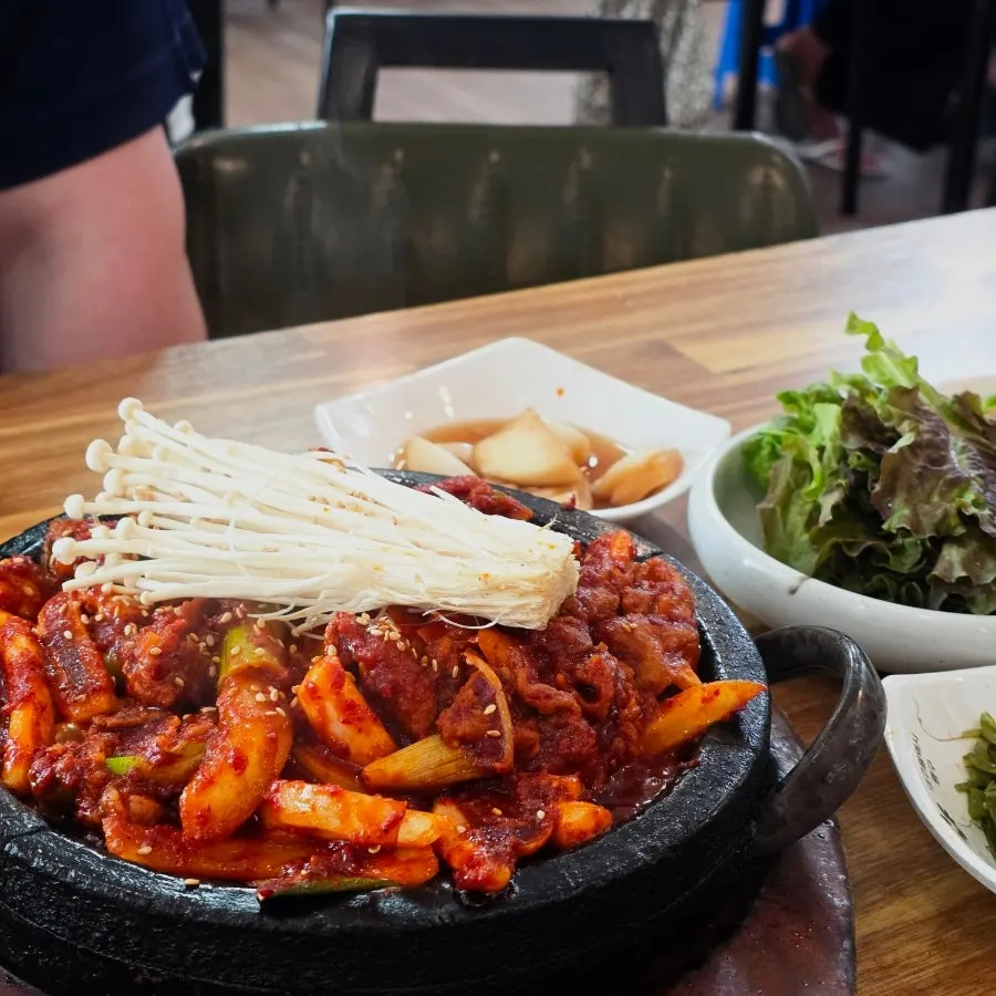 신선한 기본 반찬과 셀프 쌈 채소