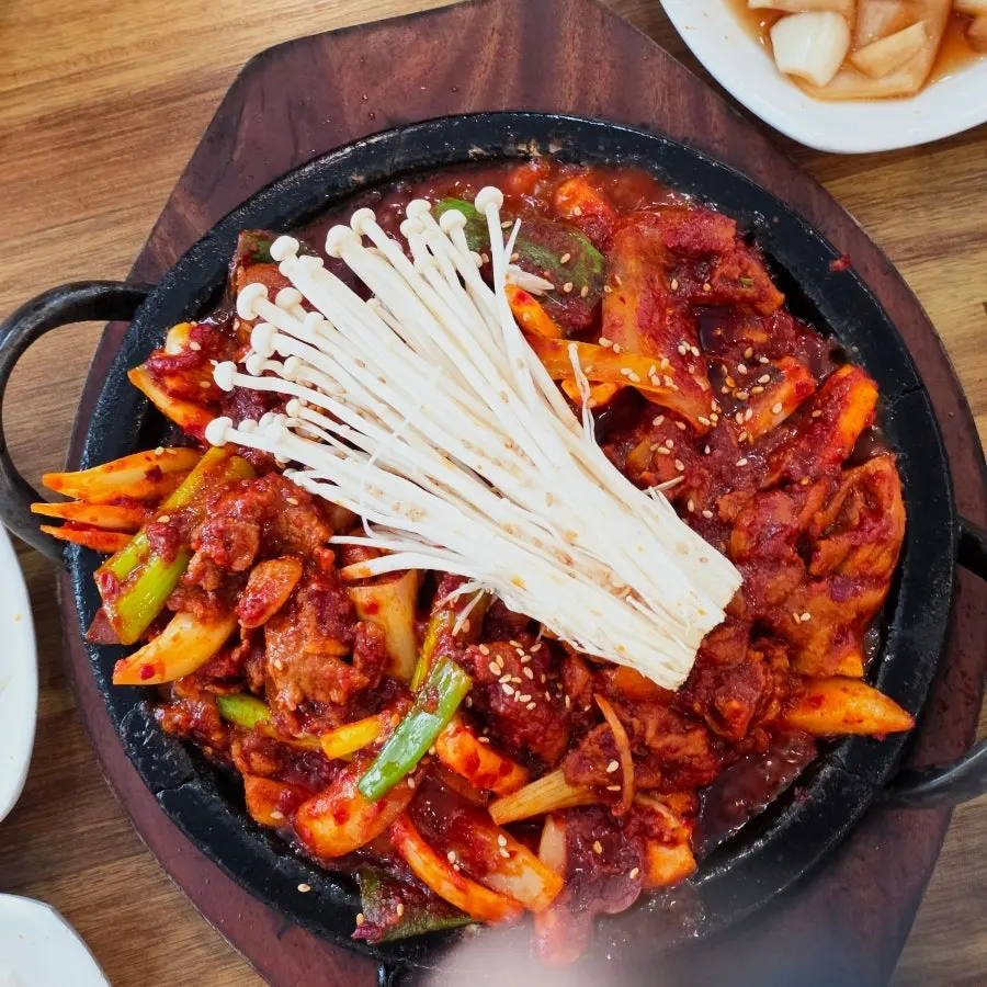 신선한 기본 반찬과 셀프 쌈 채소