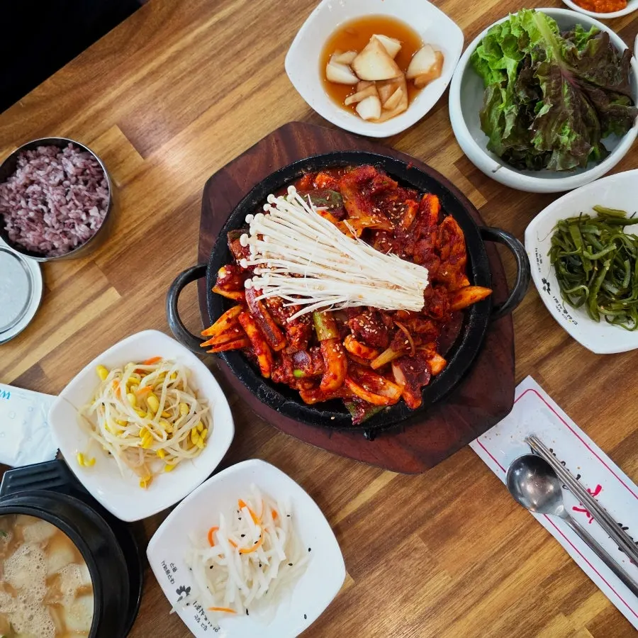 신선한 기본 반찬과 셀프 쌈 채소