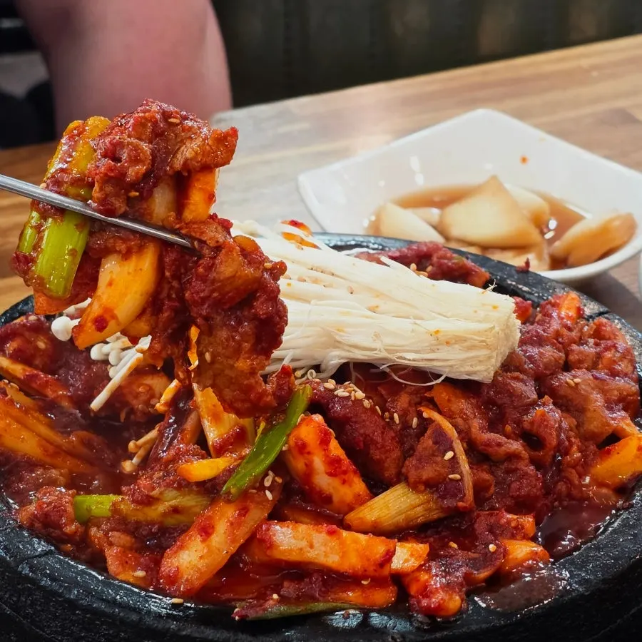 상추쌈으로 즐기는 오징어 제육볶음