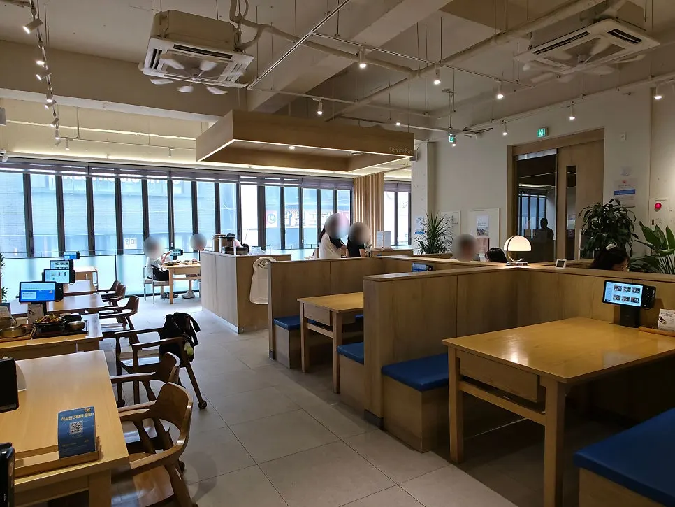 Interior amplio y agradable de Cafe Dongi Dongseong-ro Main Branch