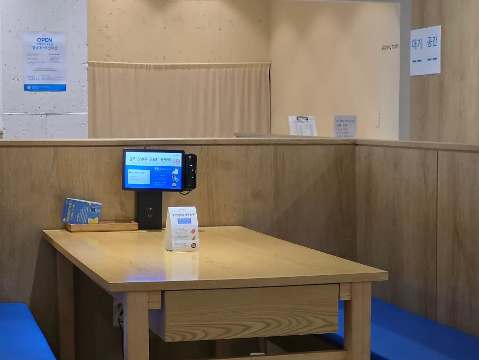 Salón con mesas bien separadas y zona de espera