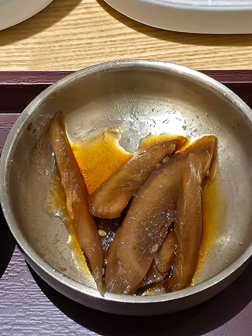 Jeyuk a la parrilla acompañado de arroz