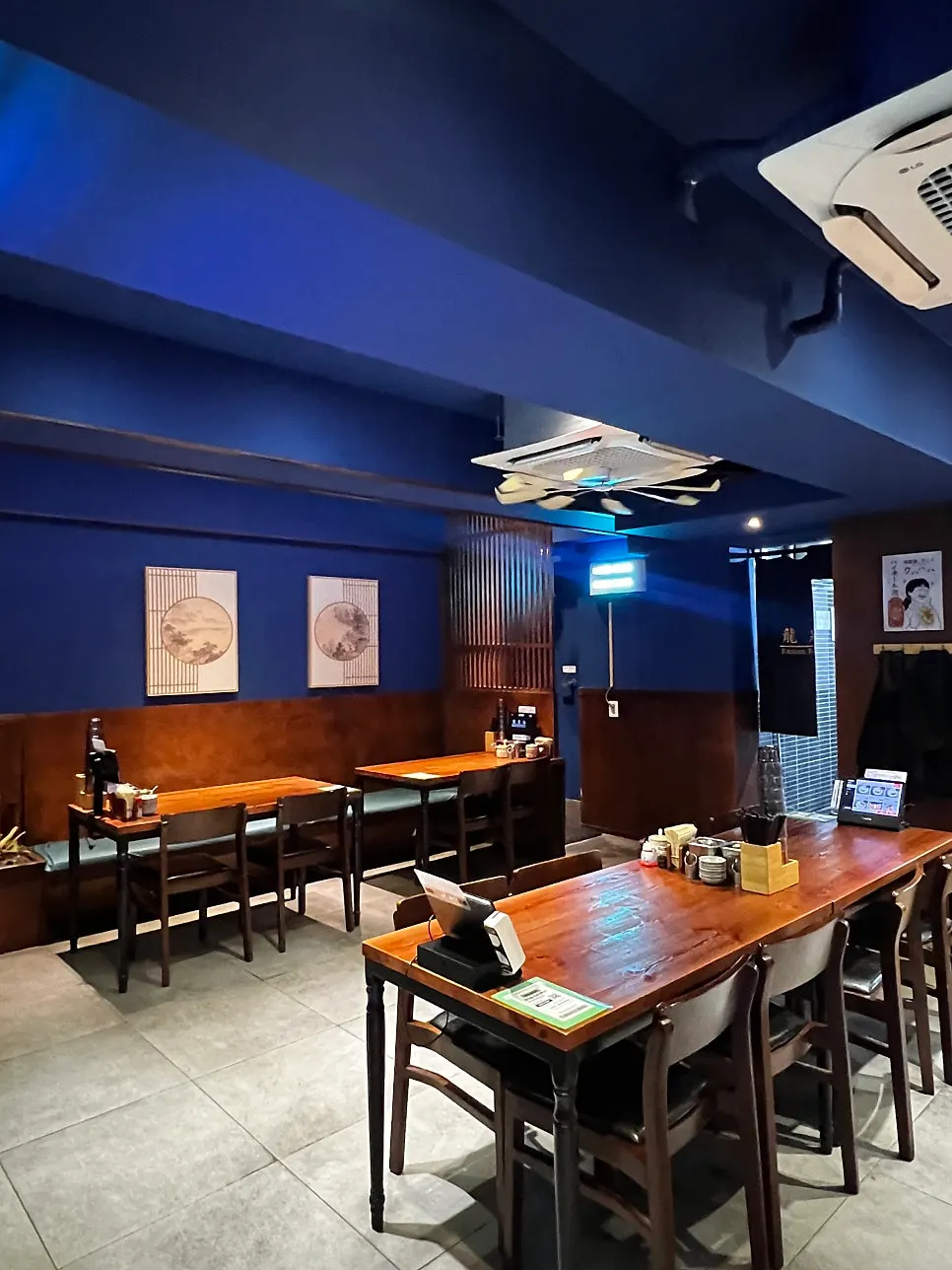 Interior of Ryusenso Beomeo Branch with counter tables