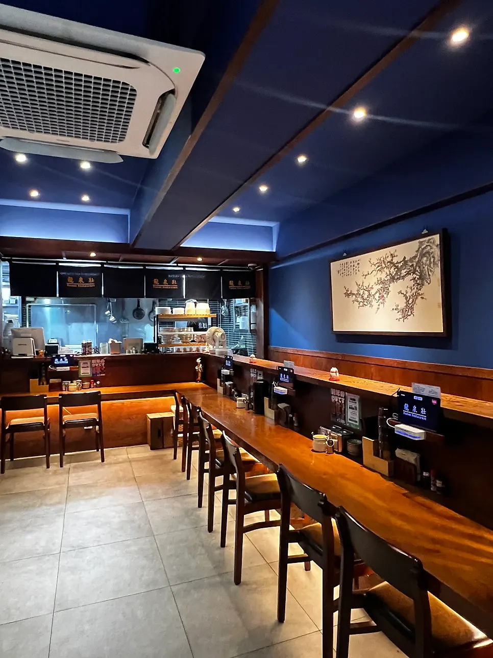 Restaurant table seating for groups