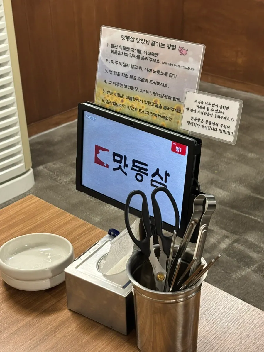 본관과 연결된 조용한 별관 좌석