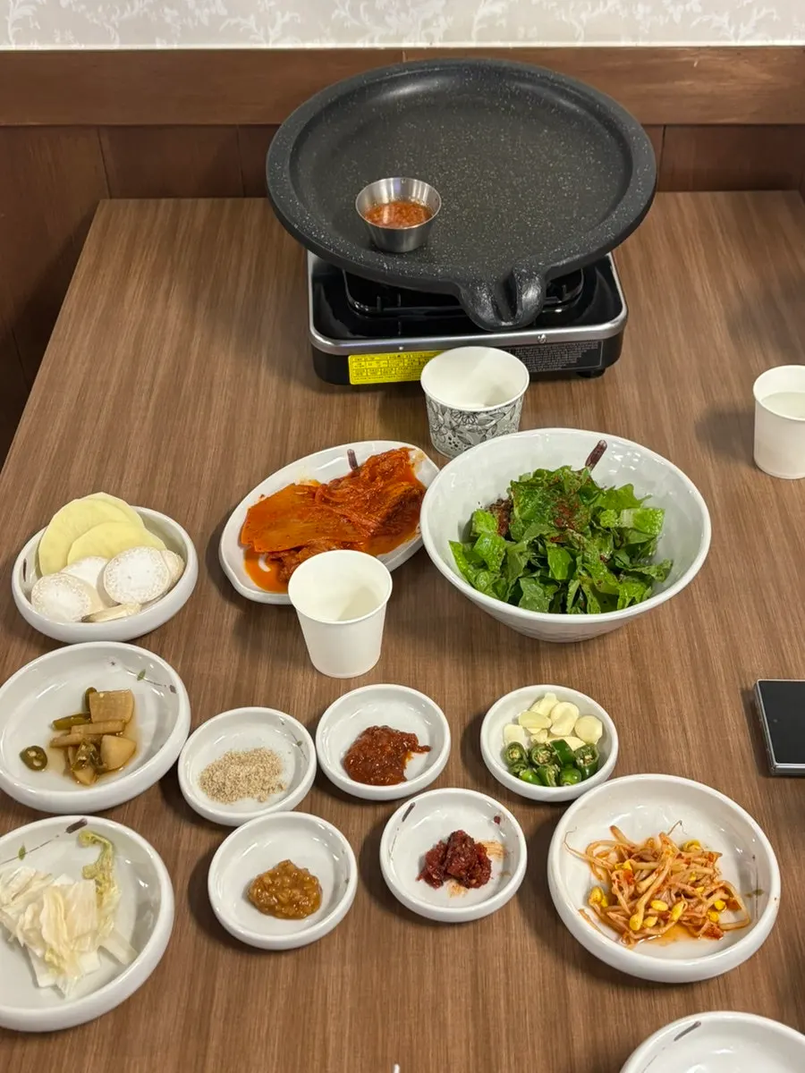 뚜껑이 열리는 수납형 식탁 의자