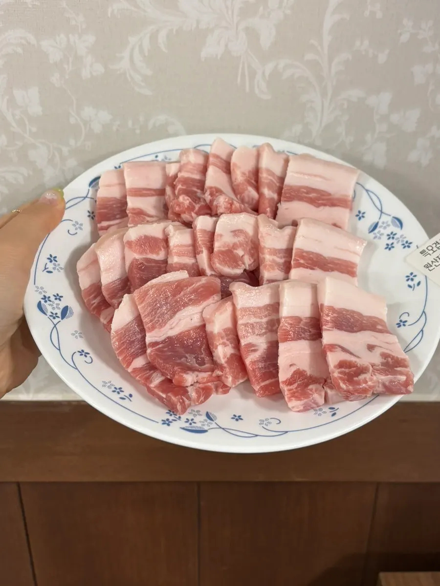 기름이 빠지도록 기울어진 돌판과 마늘소스