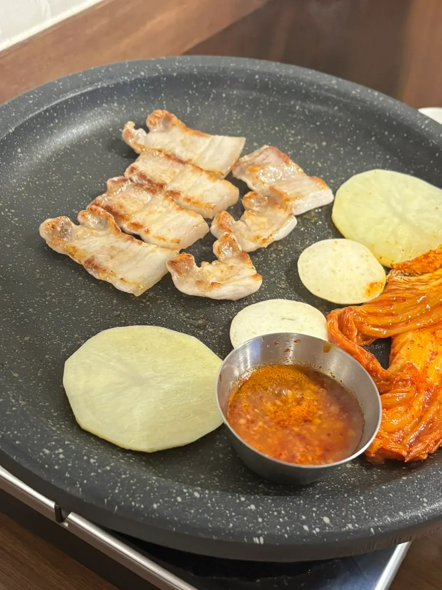 돌판에서 구워지는 오겹살과 김치