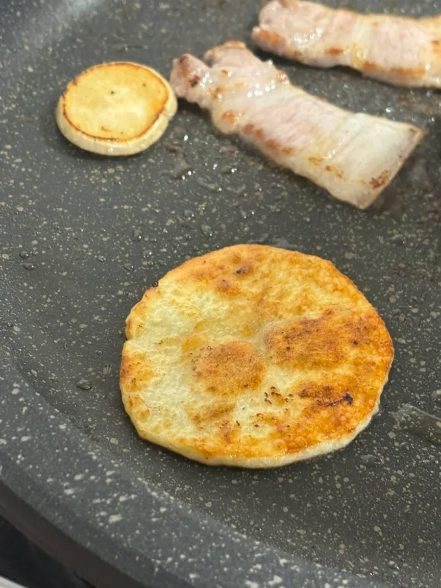 돌판 위에 쌓아 올린 오겹살
