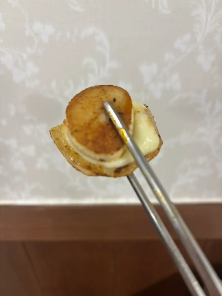 돌판에 구워지는 구워먹는 치즈