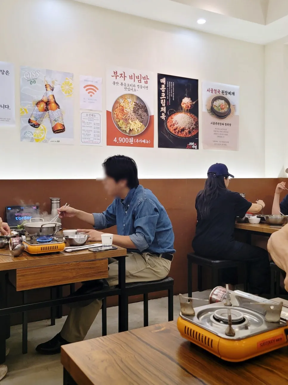 깔끔하고 넓은 매장 내부
