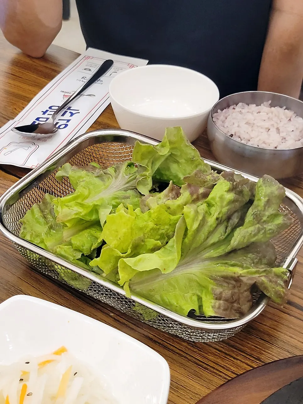 우엉강정튀김이 포함된 기본찬