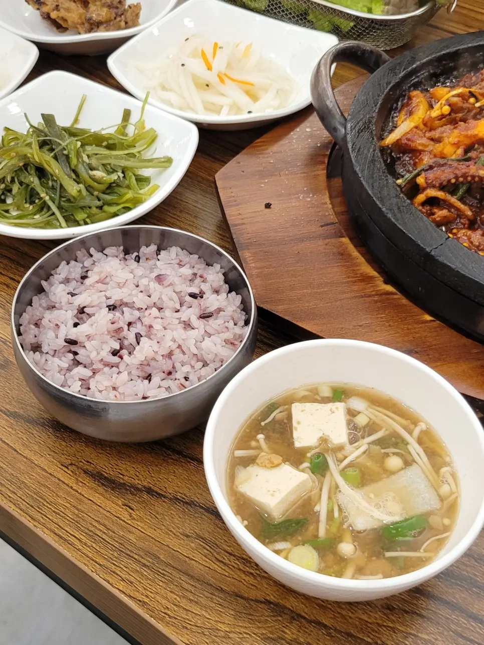 가득 담긴 흑미밥