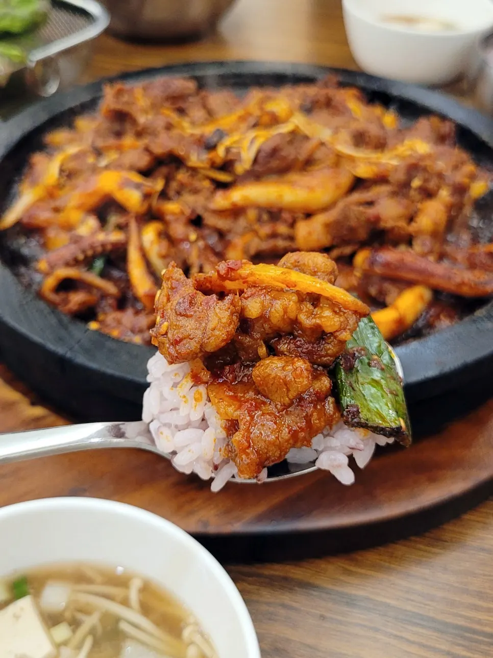 팽이버섯과 채소를 곁들인 제육