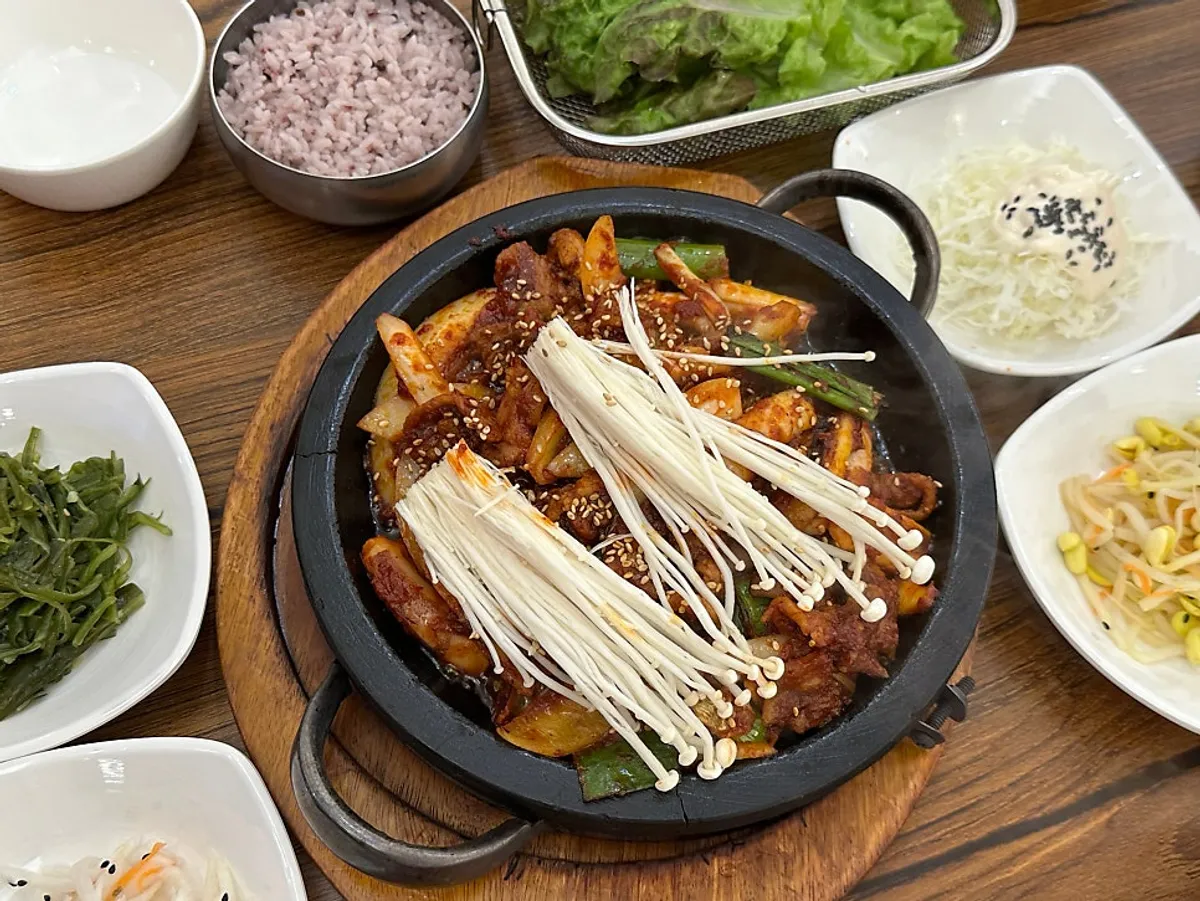 Fire-grilled pork-and-squid stir-fry on a stone plate