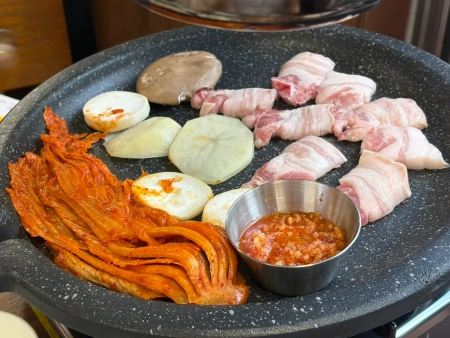 Special five-layer pork and kimchi on the grill