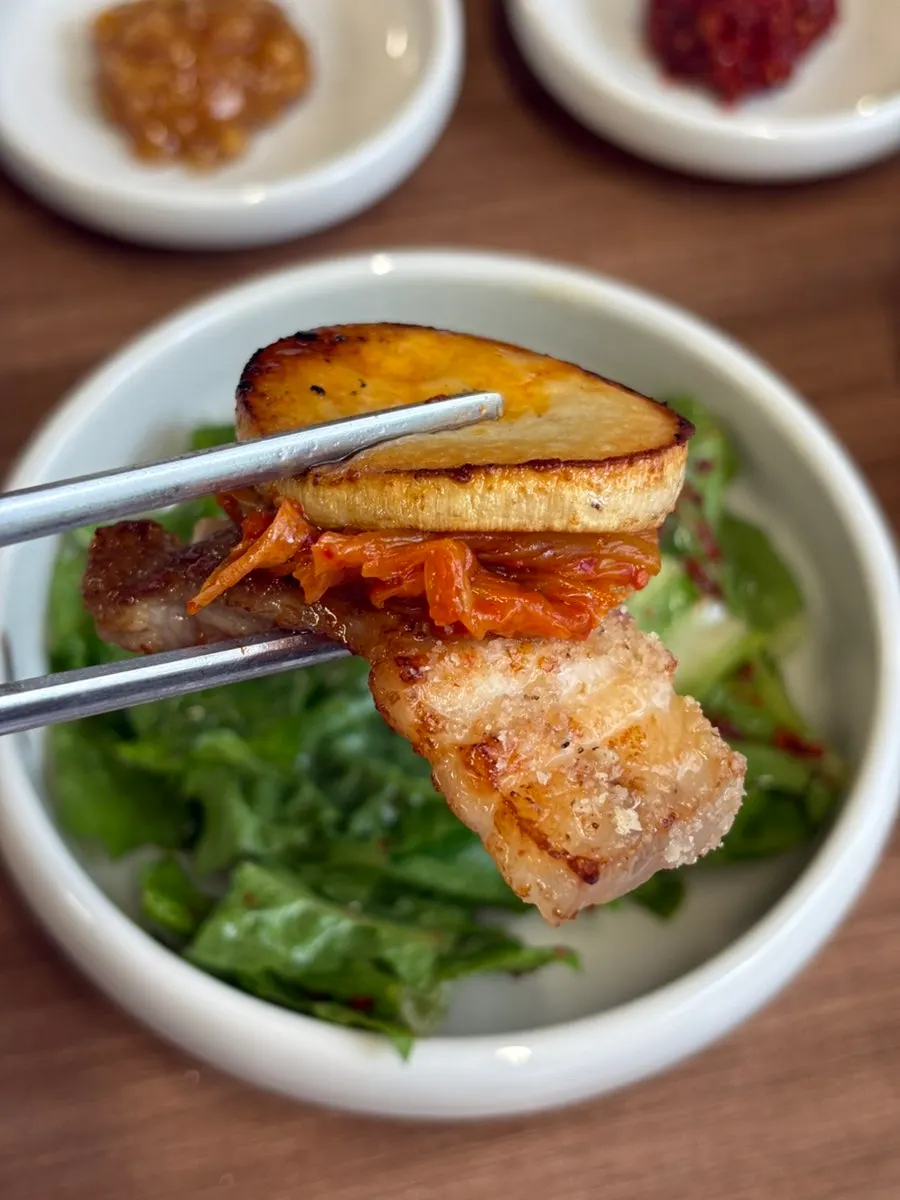 Five-layer pork served with kimchi