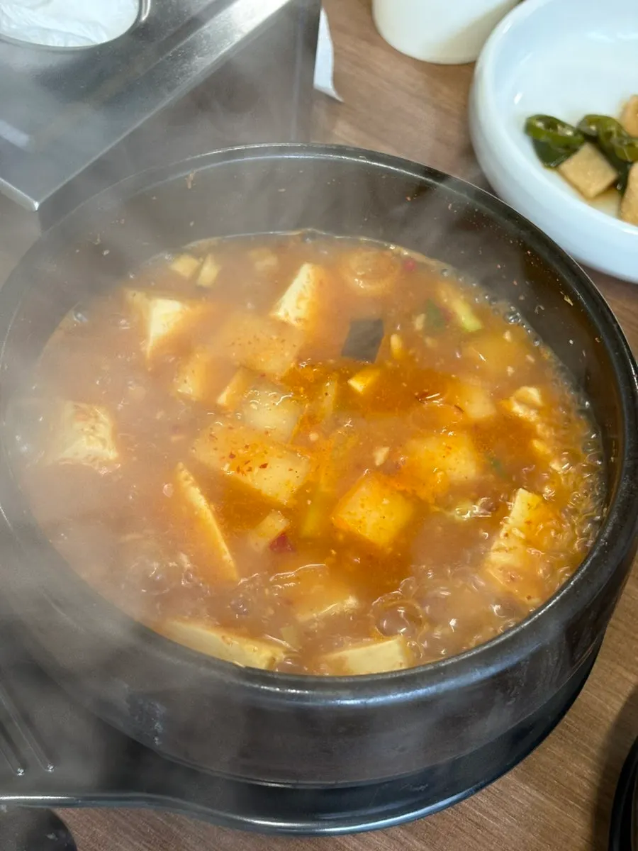 Chewy pork served with kimchi
