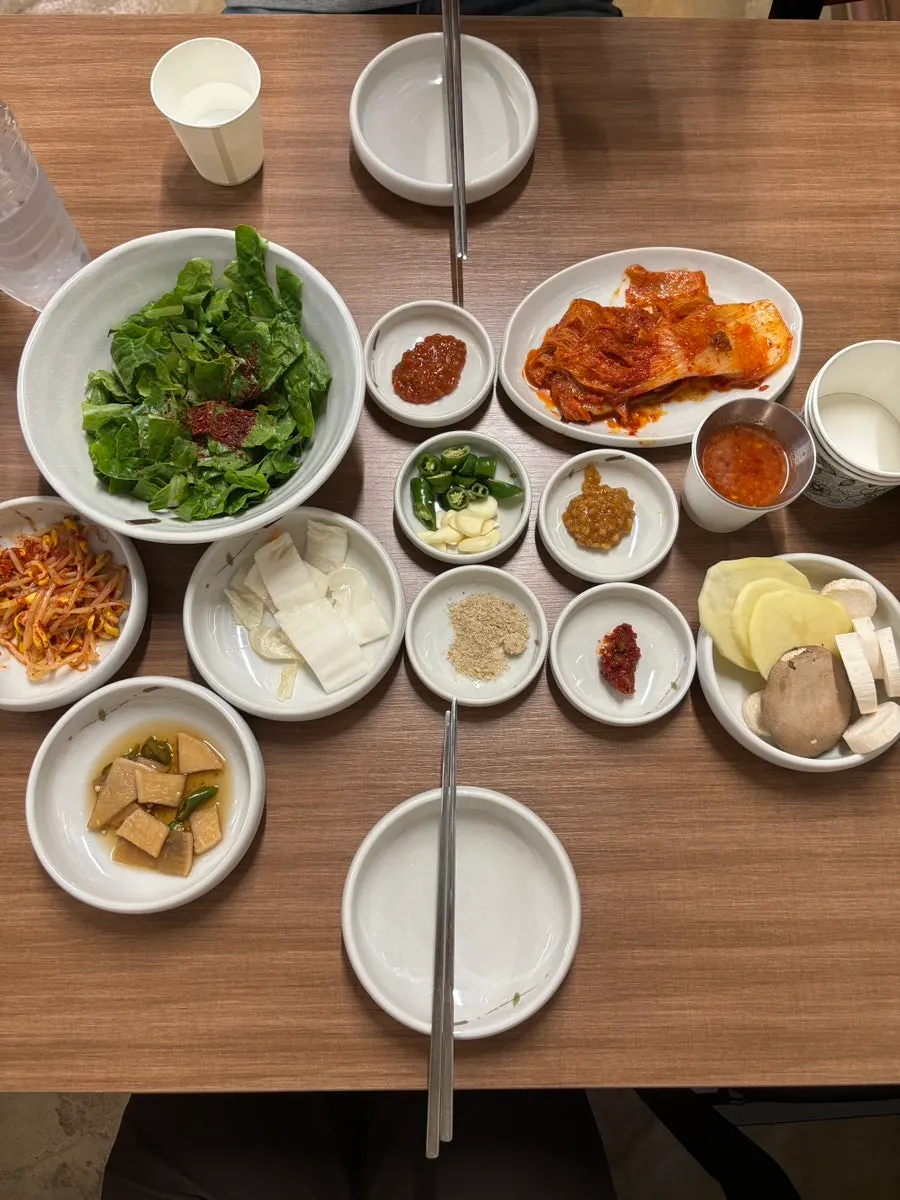 Basic side dishes served with the pork
