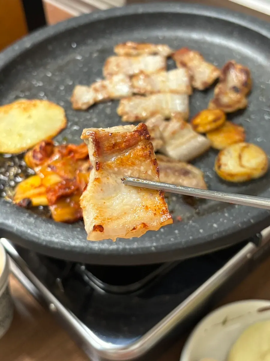Pork jowl served with salt