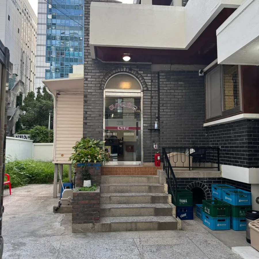 Exterior of Matdongsam's main building and annex