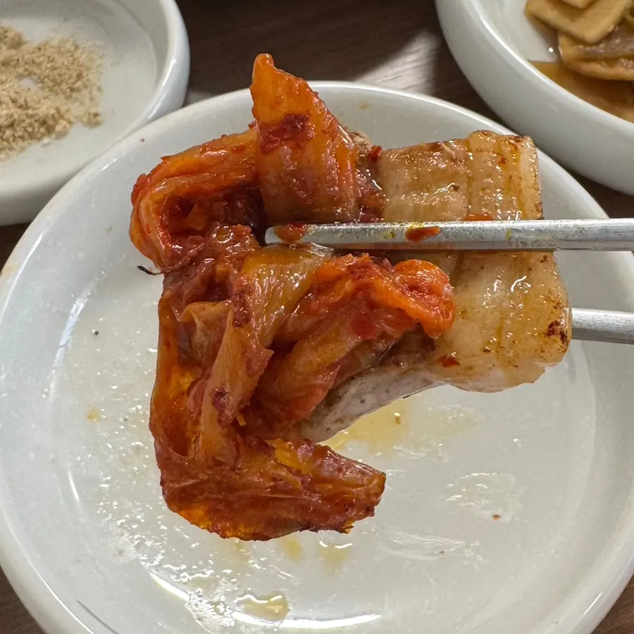 Stir-fried aged kimchi placed on pork belly