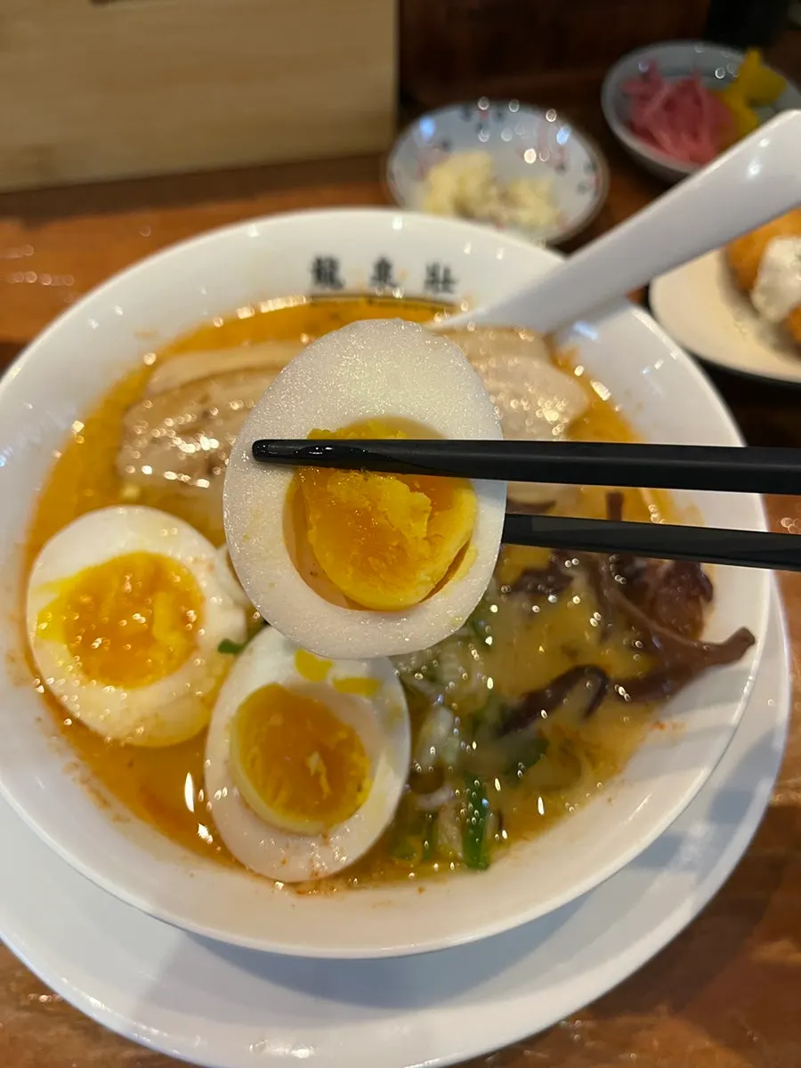 Ramen con caldo intenso de hueso de cerdo