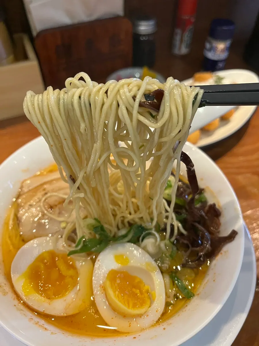 Probando el caldo intenso del ramen