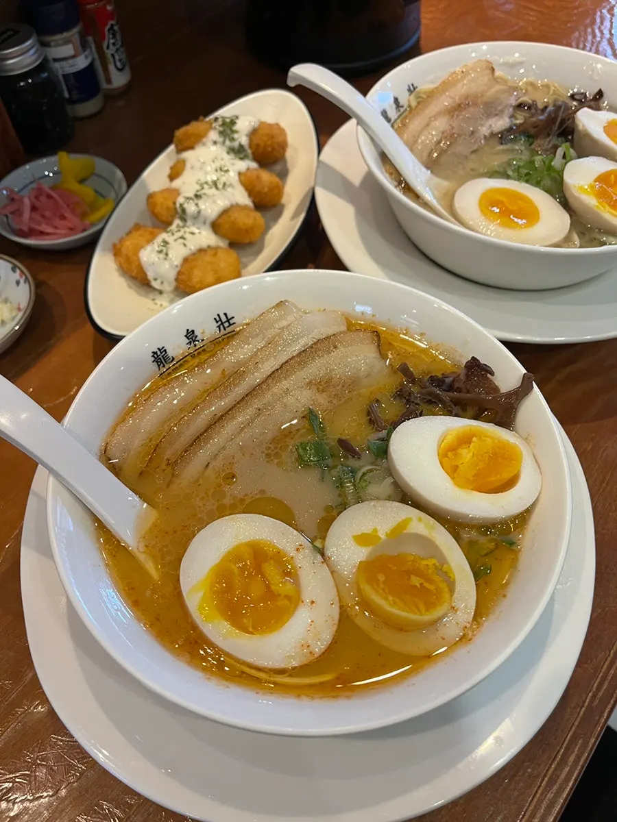 Ramen con huevo a medio cocer y fideos firmes