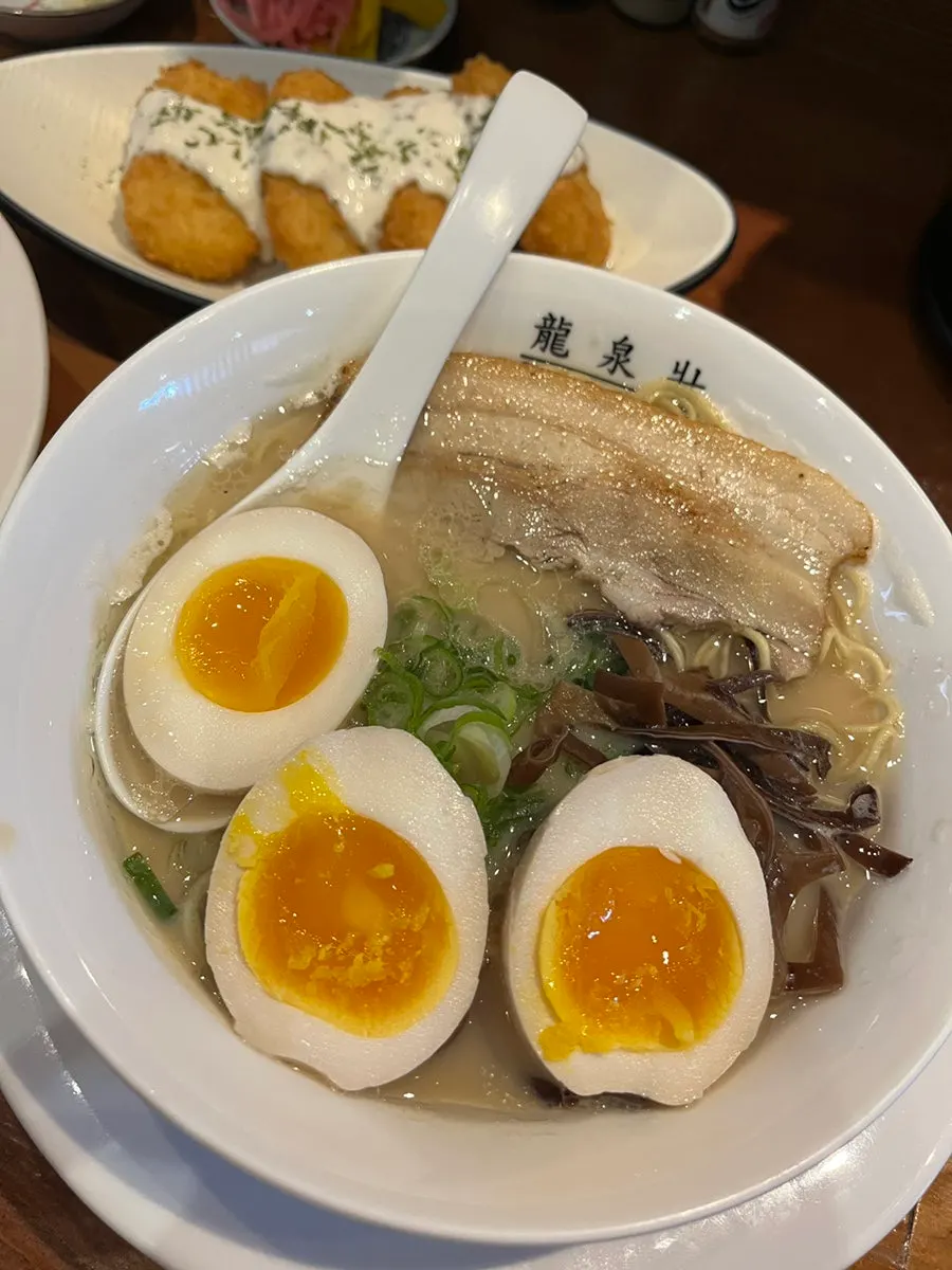 Tonkotsu ramen con oreja de Judas de topping