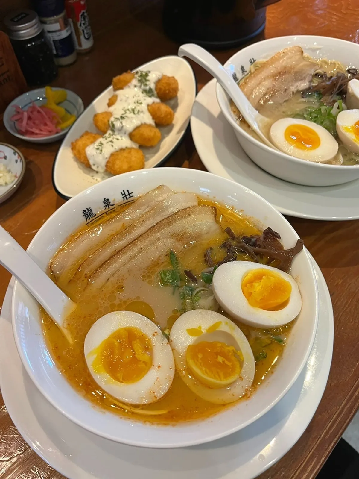 Comida abundante de ramen con Coca-Cola Zero