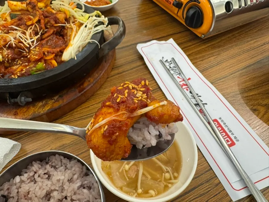 직화오제볶음과 상추쌈 식사 장면