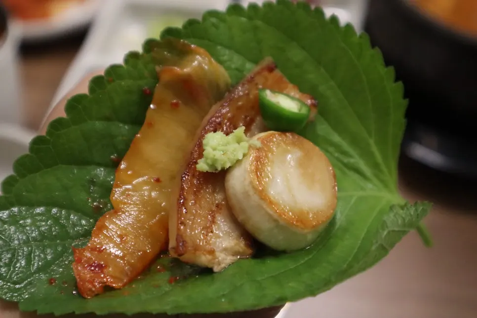 구운 김치와 버섯 삼합