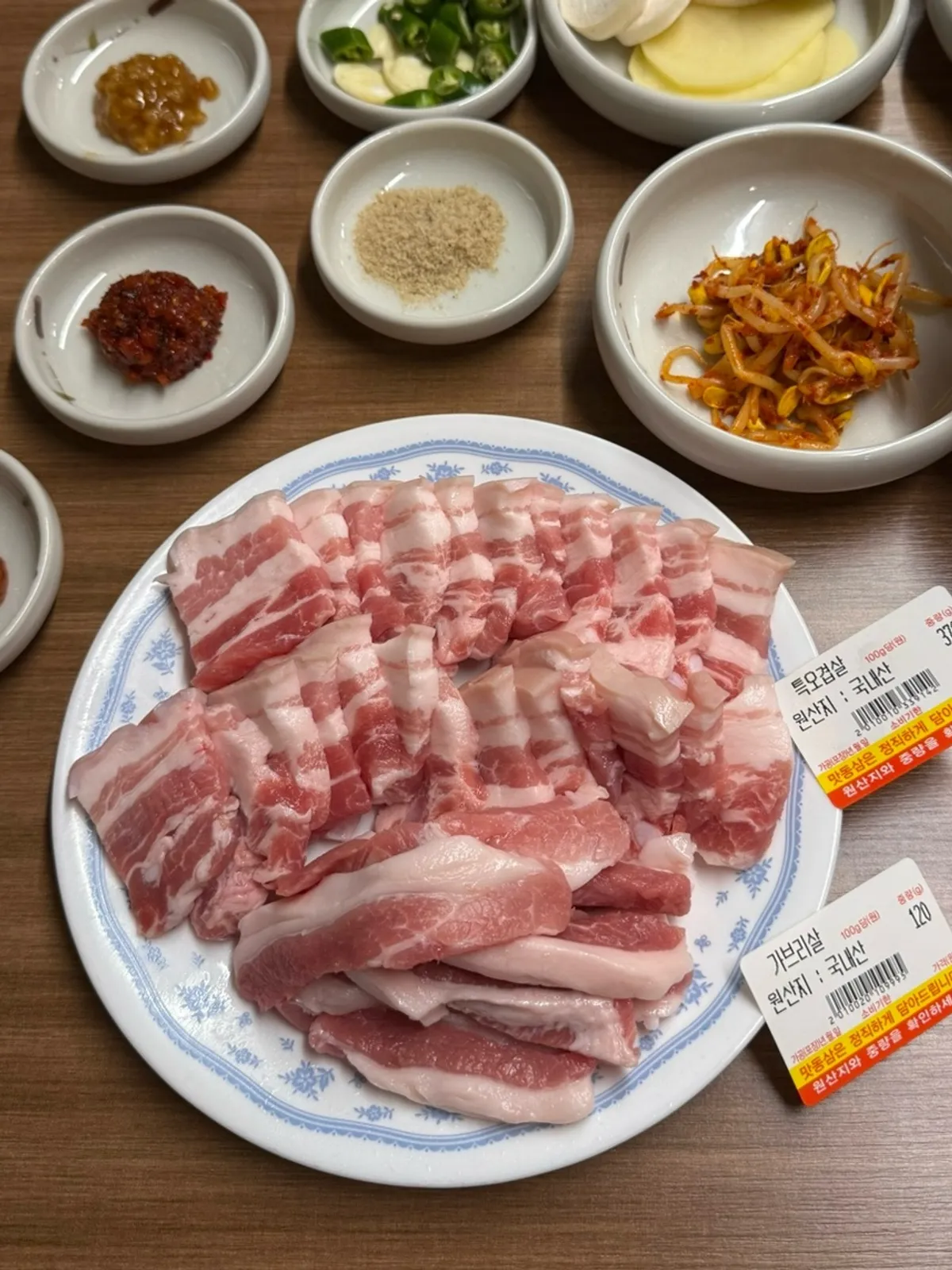 고기와 함께 차려진 밑반찬 상차림