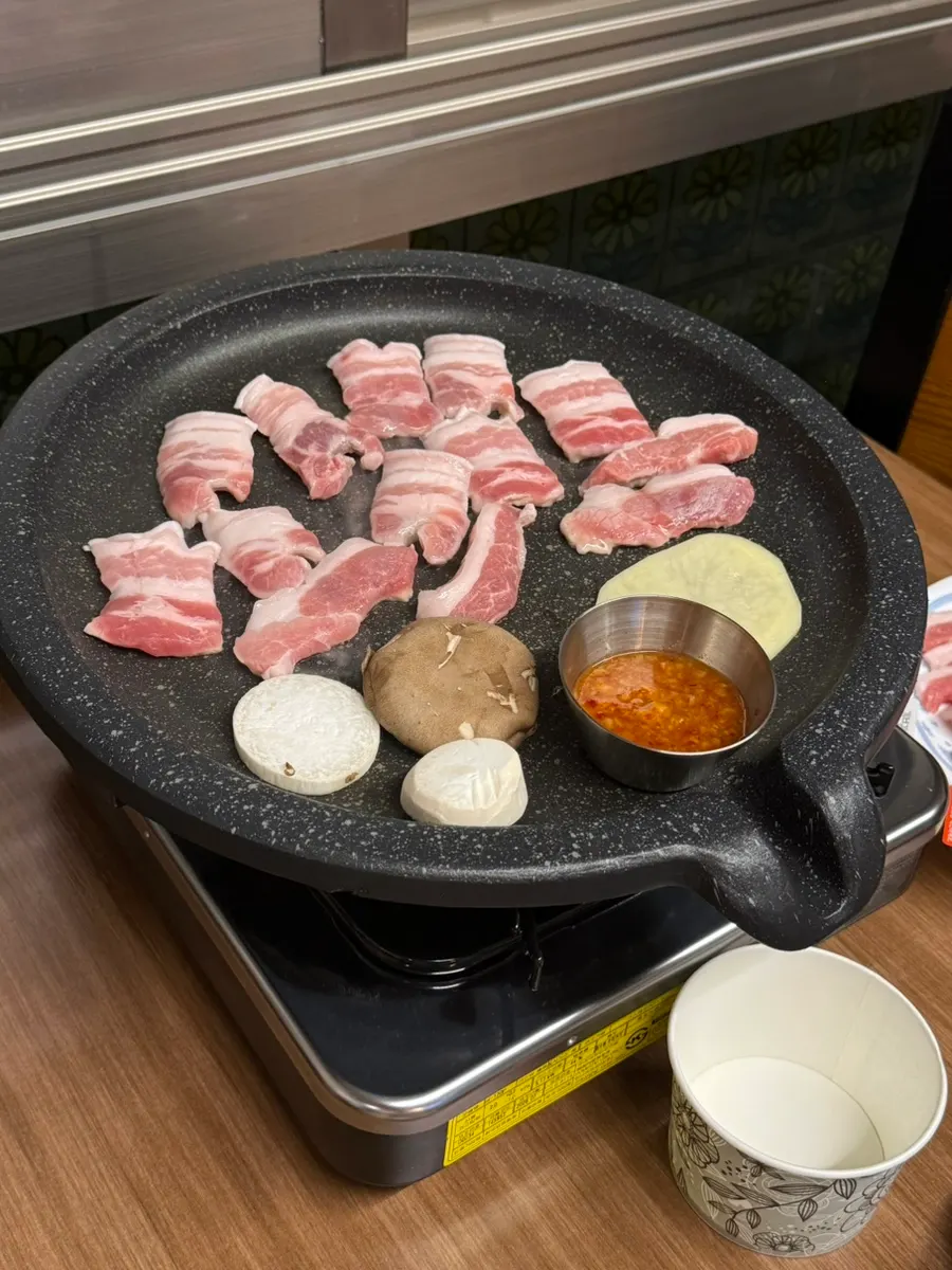 두툼하게 썰린 신선한 생고기