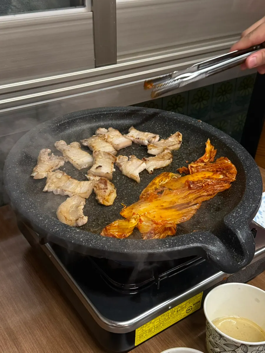 노릇하게 익힌 특오겹살과 구이 채소