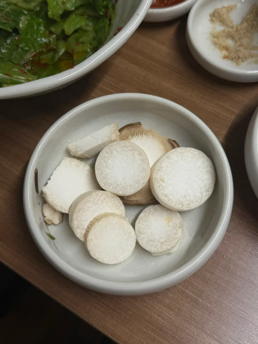 두부와 야채 건더기가 든 된장찌개