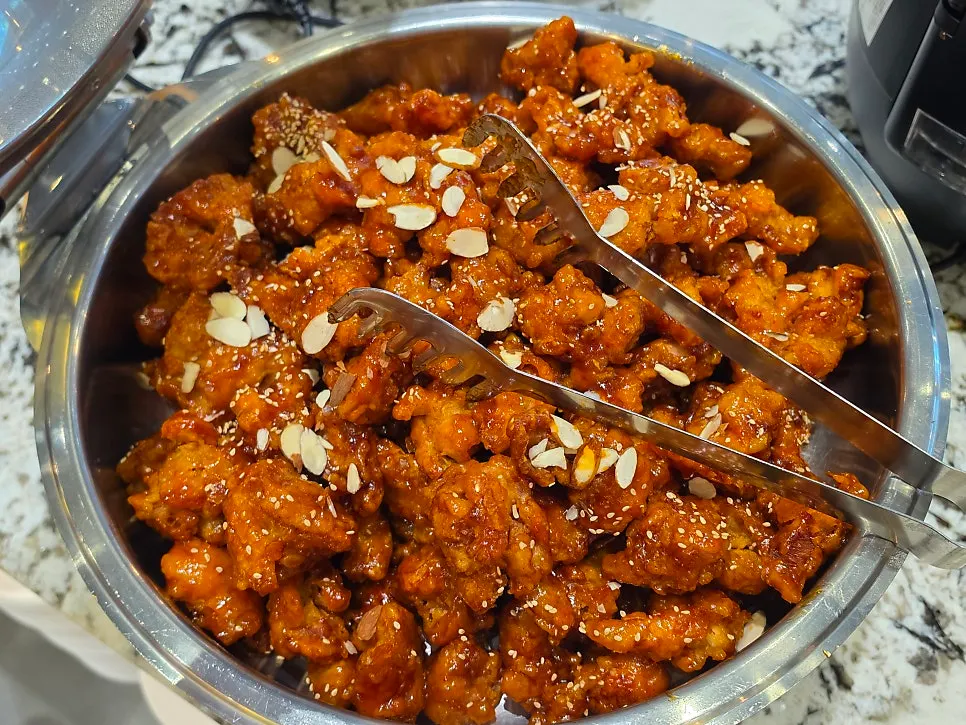 볶음밥 치킨 떡볶이 식사코너