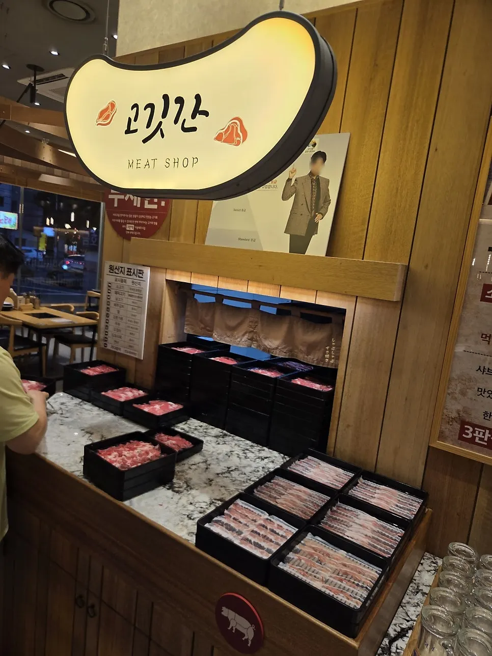 Shabu-shabu meat picked up from the meat station